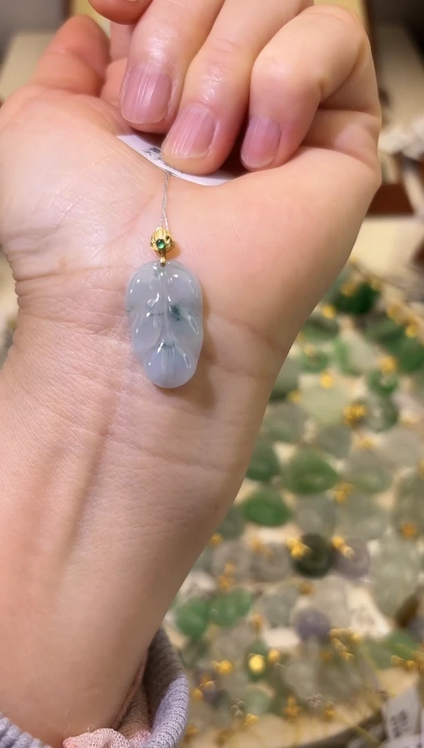 颈饰18K金镶嵌翡翠叶子