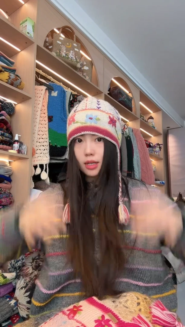 羊毛美利奴灰红刺绣护耳帽