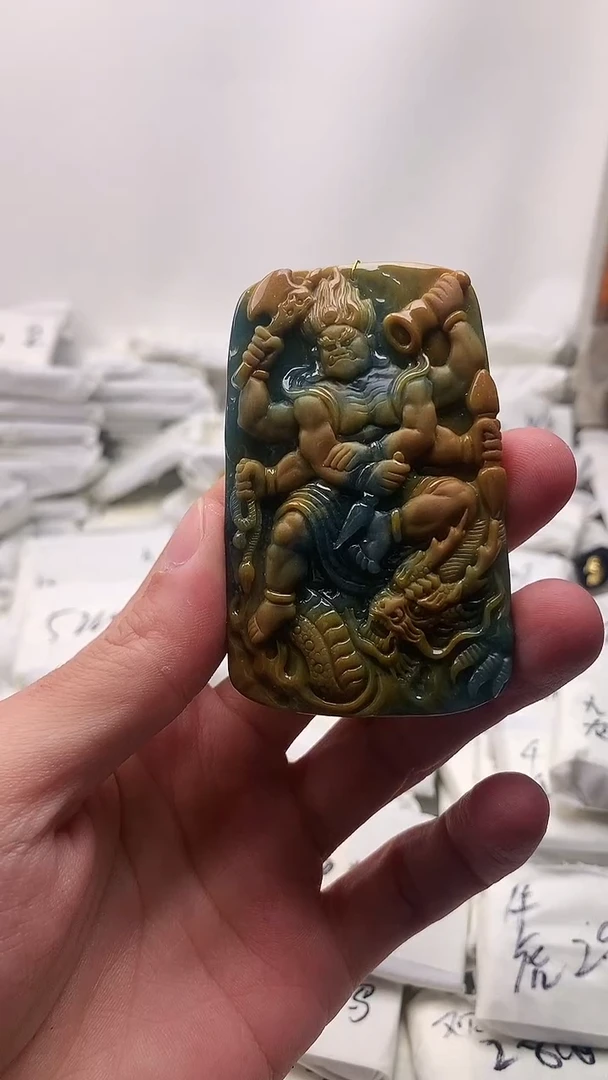 翡翠未镶嵌颈饰不动