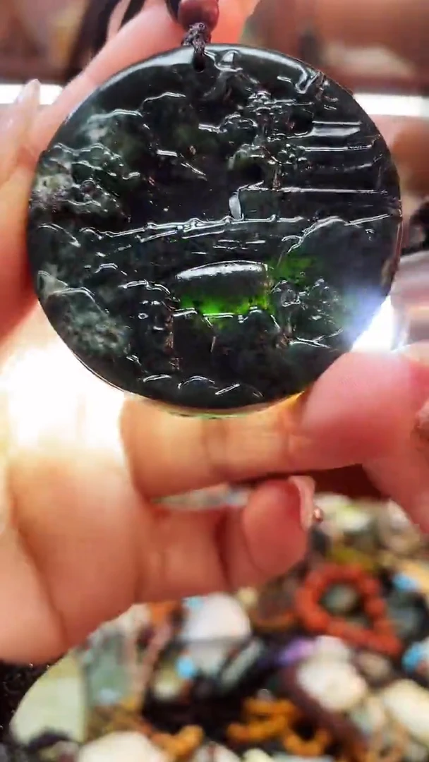 未镶嵌蛇纹石玉吊坠