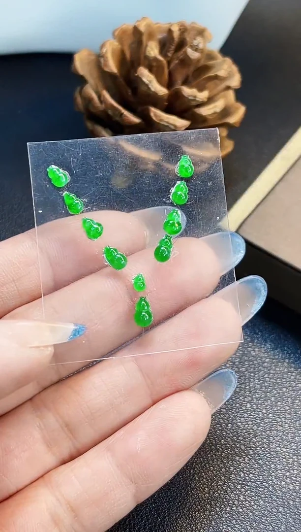 裸石翡翠聚乔满色阳绿葫芦一手