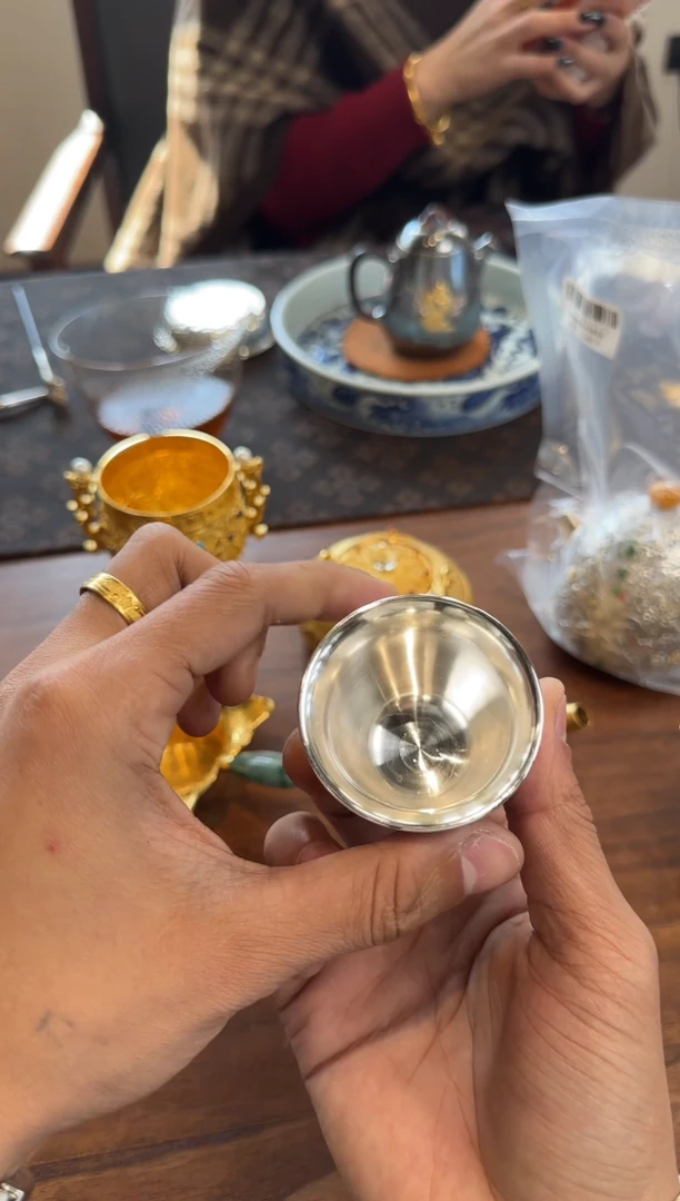 呆坐 粉瓷包银杯