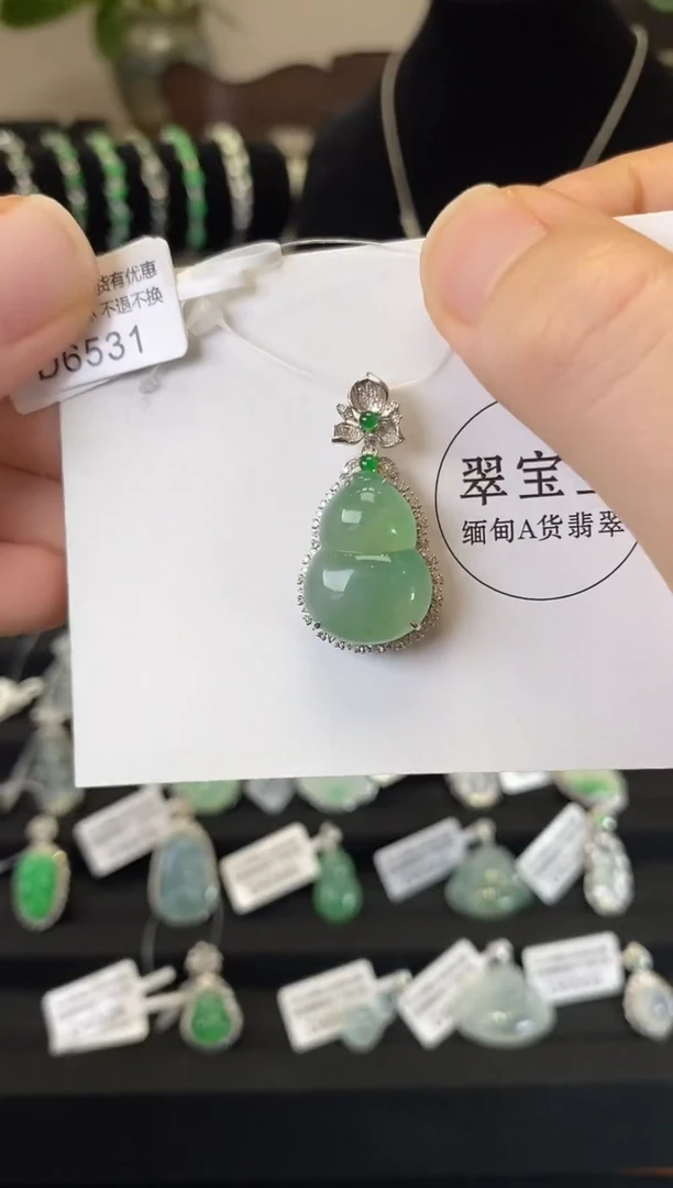 颈饰18K金镶嵌翡翠D6531 葫芦 含运营费