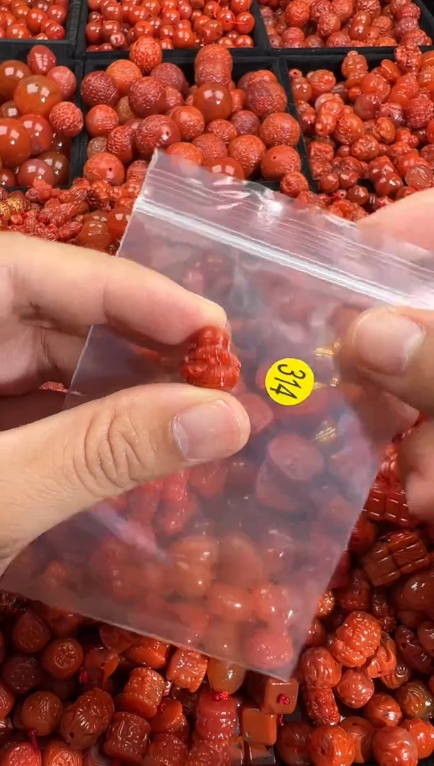 南红玛瑙未镶嵌颈饰1