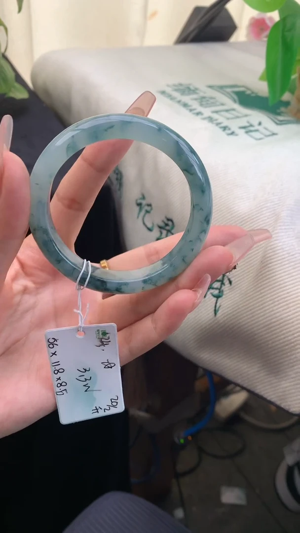 【闪购商品】翡翠手镯未镶嵌女神节#送礼#，下单联系客服核对地址~