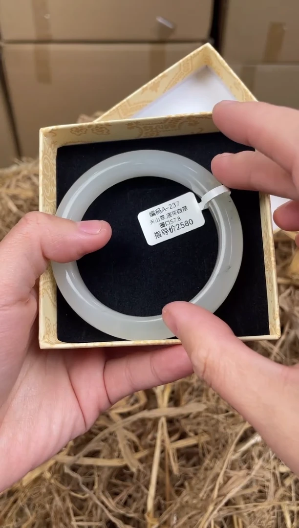 未镶嵌手镯石英质玉A237