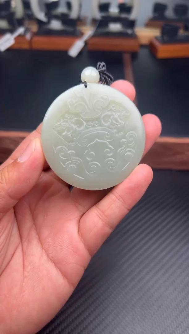 吊坠(赠链)未镶嵌和田玉且末微色差近矿