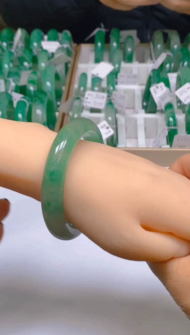 【闪购商品】石英质玉手镯未镶嵌冰美人非洲翠A货，冰种