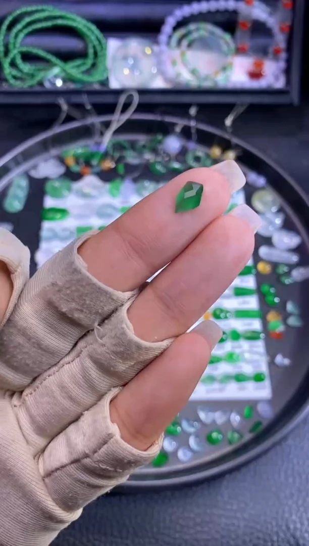 未镶嵌挂件翡翠切割