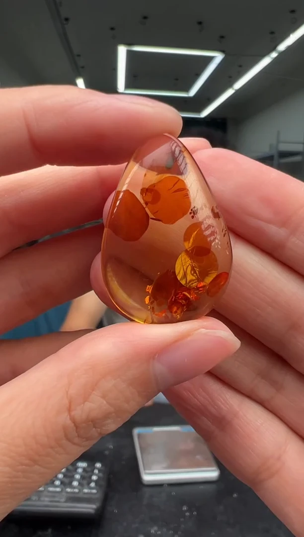 未镶嵌颈饰琥珀（花珀）吊坠