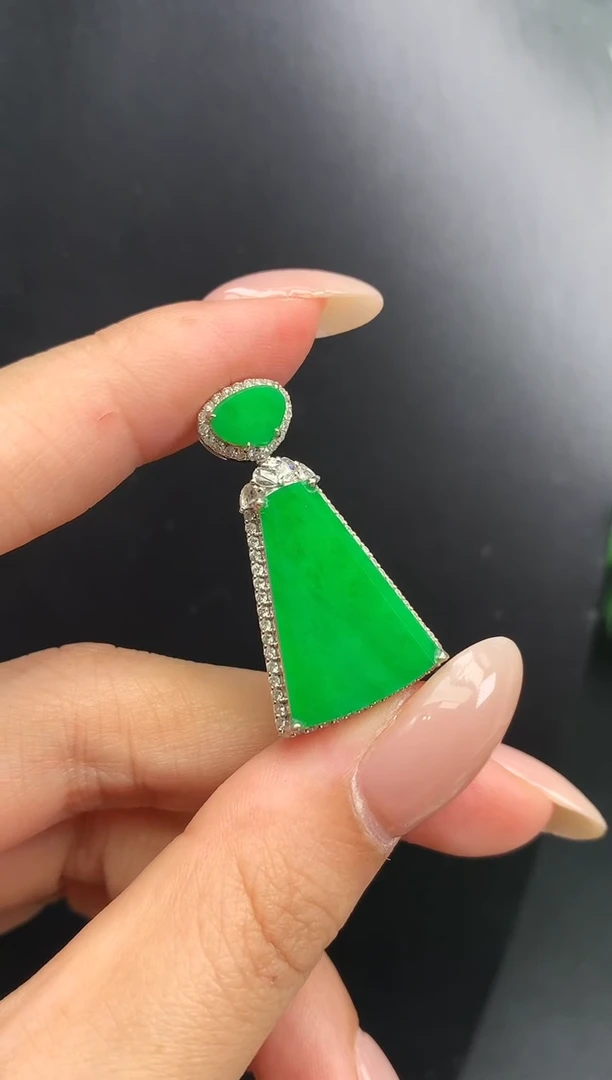 颈饰18K金镶嵌翡翠无事牌