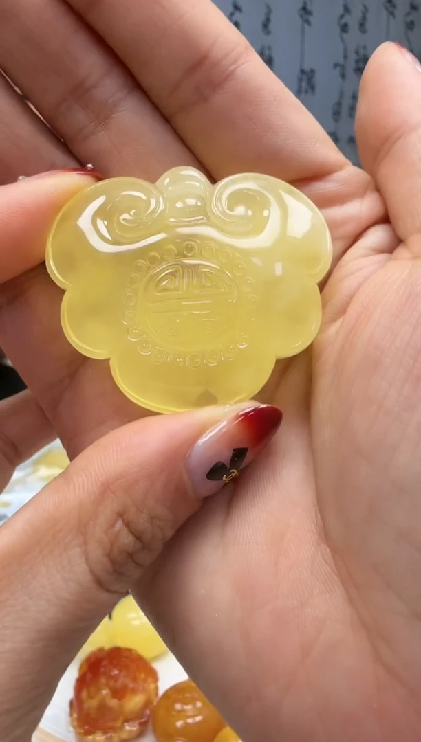 裸石琥珀未镶嵌如图