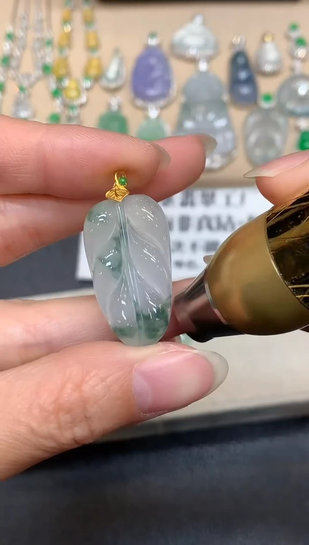 吊坠(不含链)18K金镶嵌翡翠树叶【无服务费