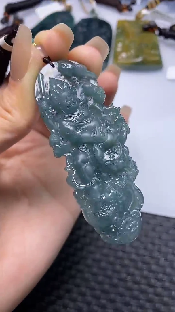 颈饰未镶嵌翡翠