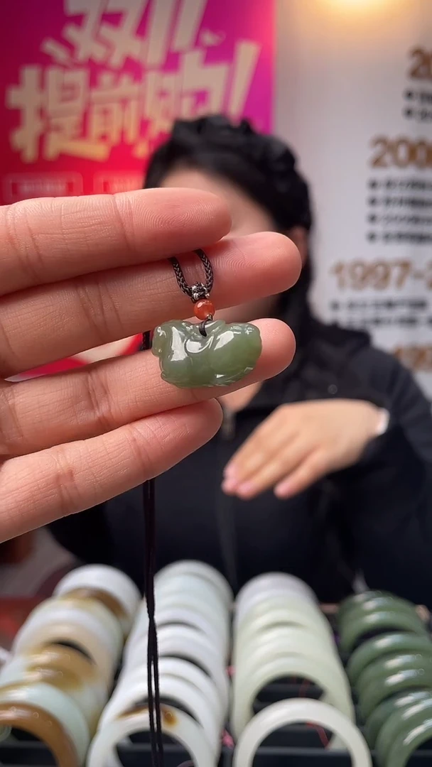 颈饰未镶嵌和田玉沙枣青马到成功吊坠一件