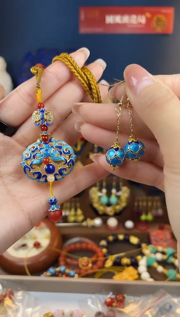 用****9，蓝色团秀珐琅吊坠+蓝莲花耳钩