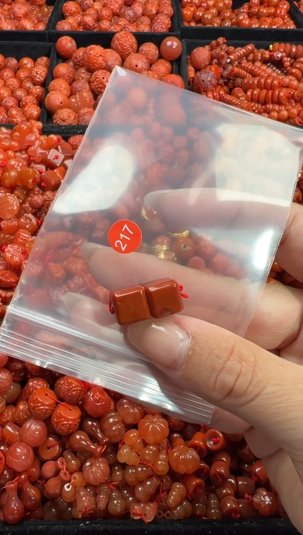 南红玛瑙未镶嵌颈饰1