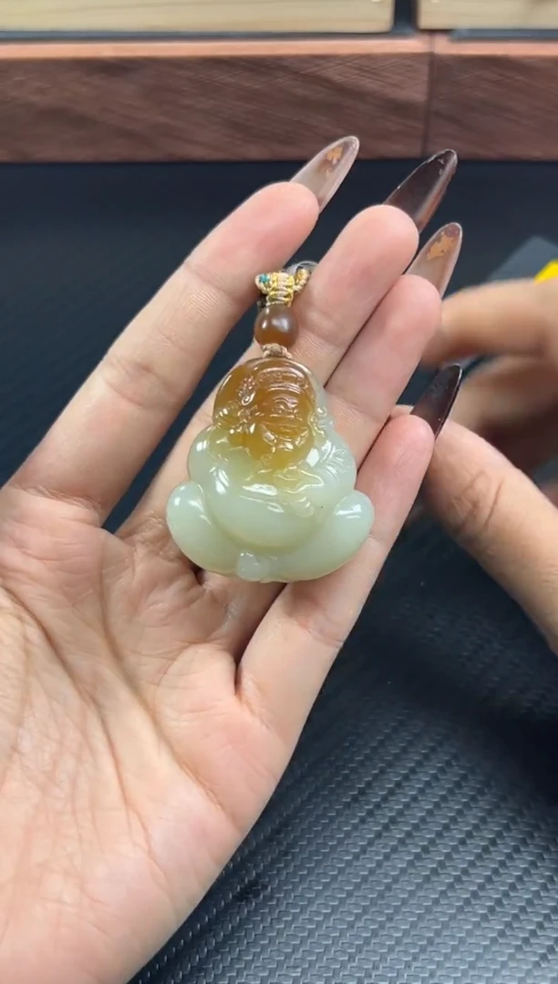 吊坠(赠链)未镶嵌和田玉若羌微色差吊坠