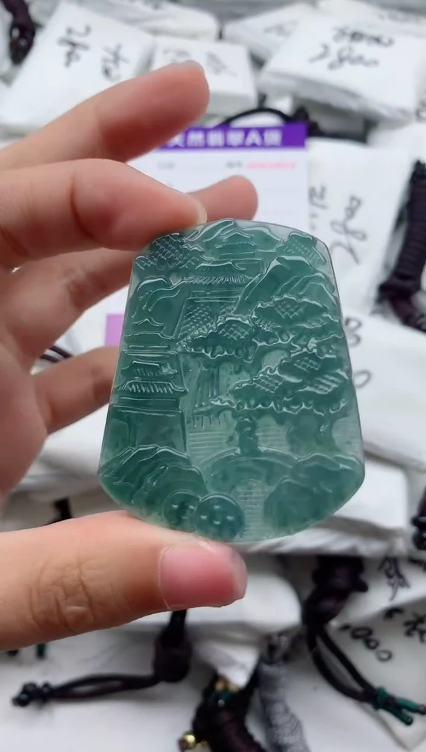 翡翠未镶嵌颈饰·