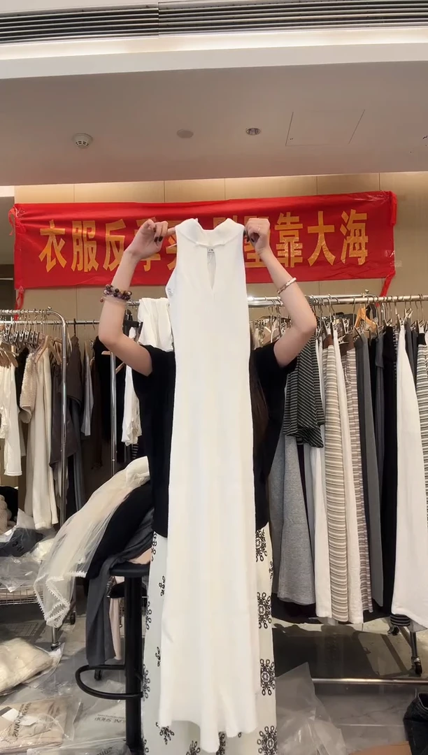 新中式连衣裙。