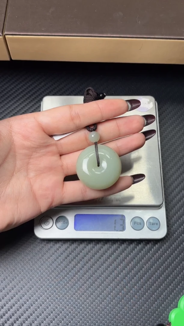 吊坠(赠链)未镶嵌和田玉且末迪克兰二细微色差平安扣M