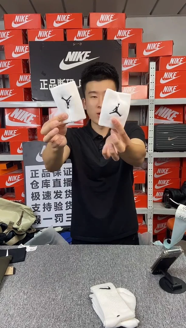 两个白色护腕 护腕 直播间过款