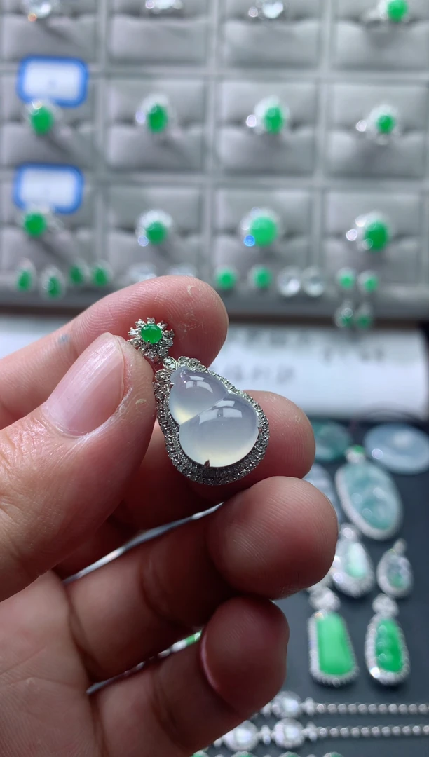 颈饰18K金镶嵌翡翠18K翡翠伴钻