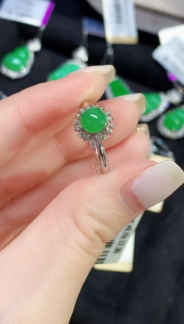 18K金镶嵌戒指翡翠L1053多样性发其一