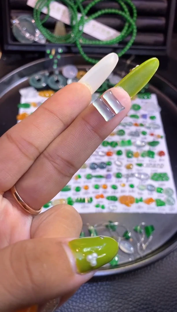 翡翠挂件未镶嵌柱子