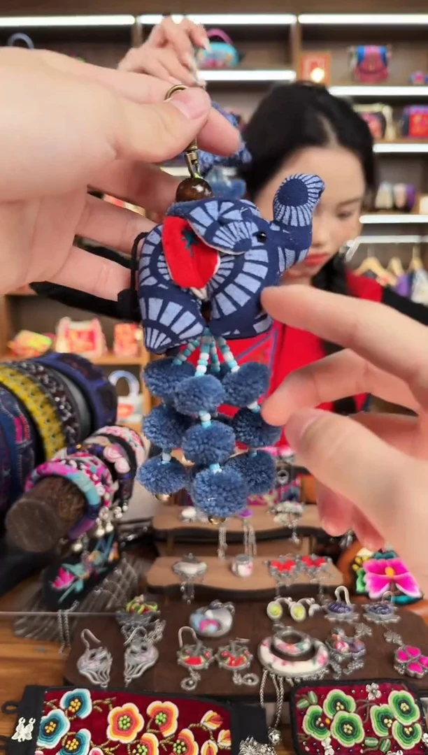 【闪购商品】织绣A36蒙阿苏苗绣传承·