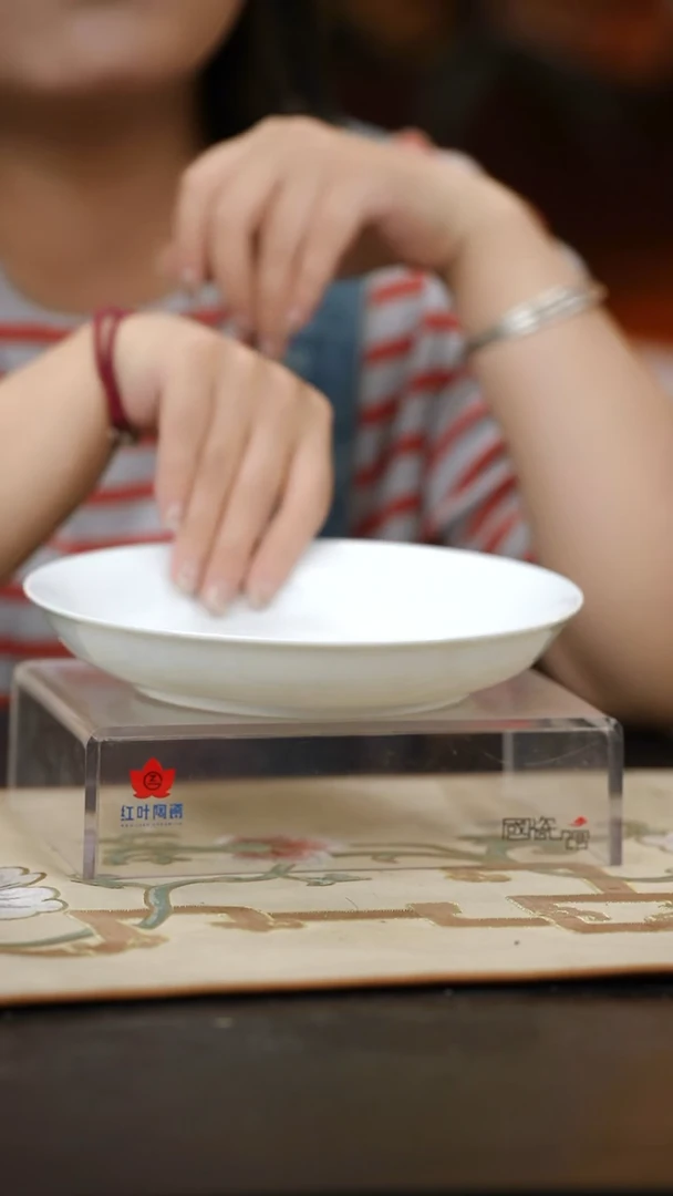 2个微瑕白胎8英寸深呙盘（无底款）