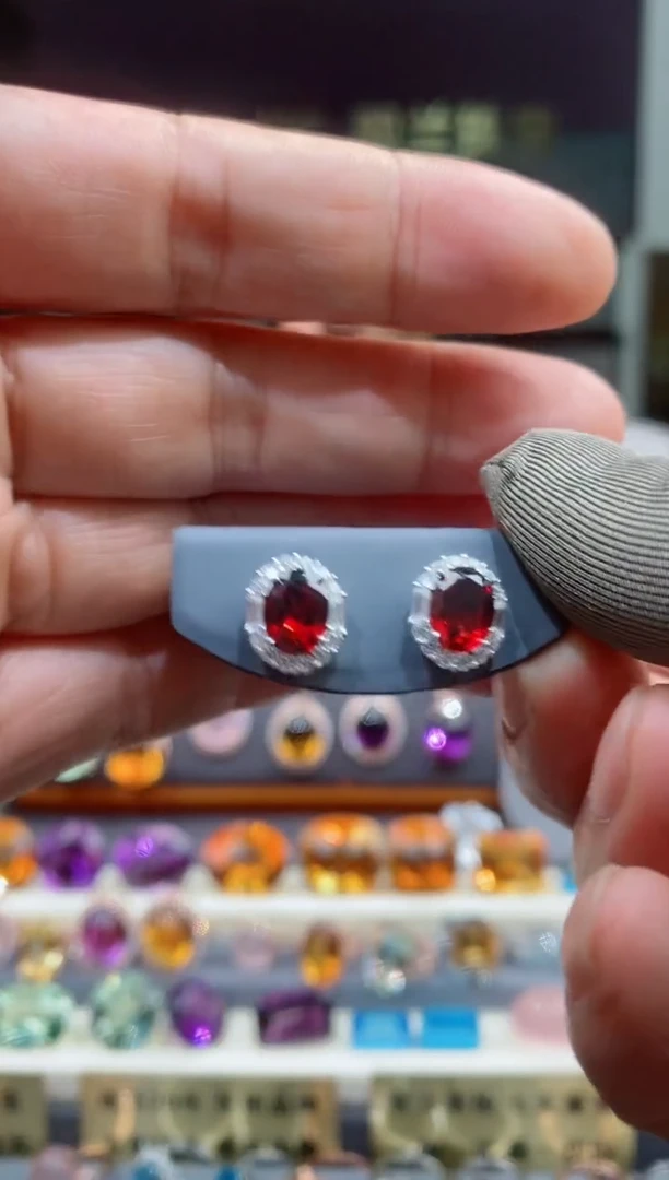 【闪购商品】石榴石耳钉银S925镶嵌石榴石耳钉