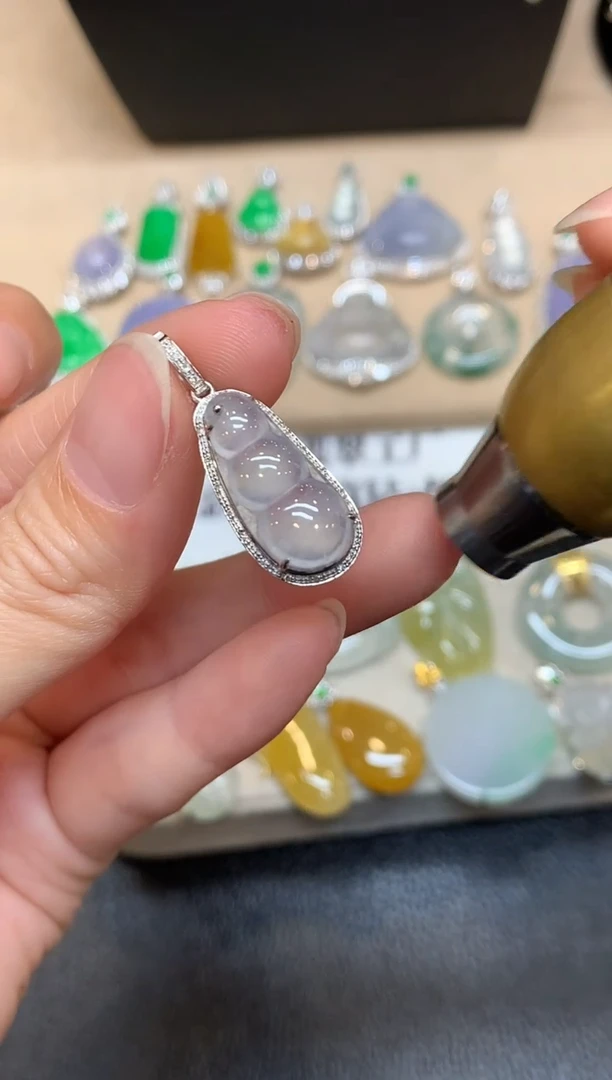 颈饰18K金镶嵌翡翠福豆【无服务费