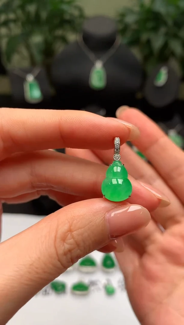 颈饰18K金镶嵌翡翠葫芦