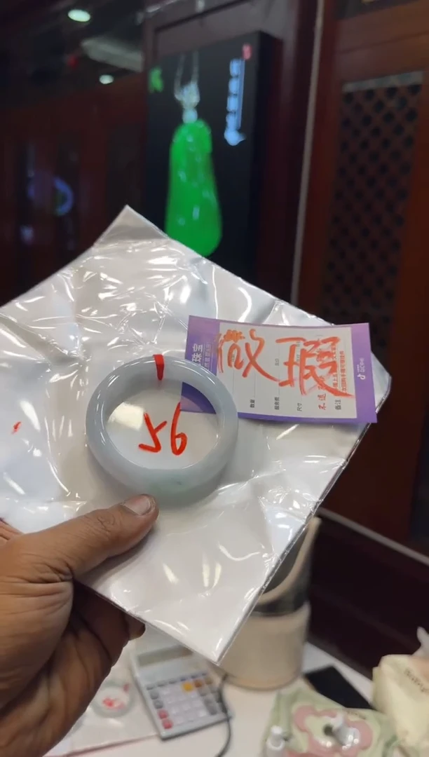 未镶嵌手镯翡翠手镯包容价