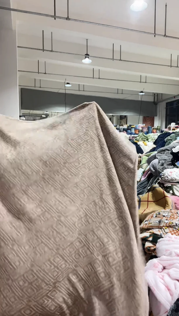 混纺主播手上拿的产品