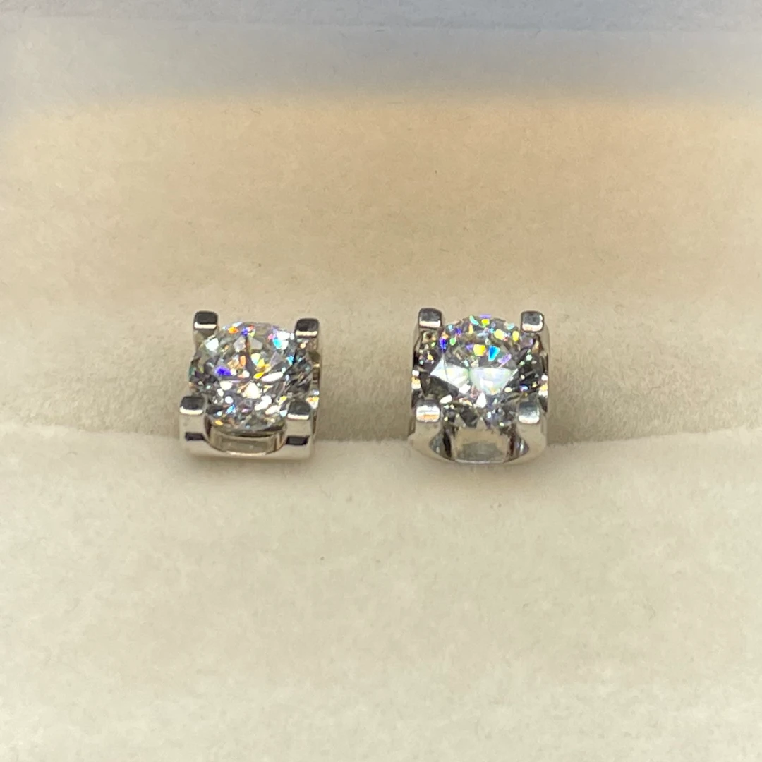 【Vivia】甄选 经典牛头螺丝耳钉1.0CT