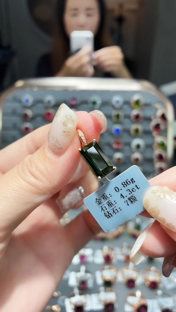 颈饰18K金镶嵌碧玺4.3..