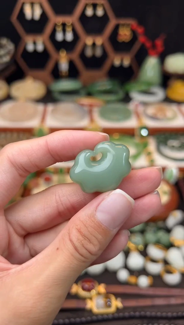 和田玉未镶嵌挂件精品