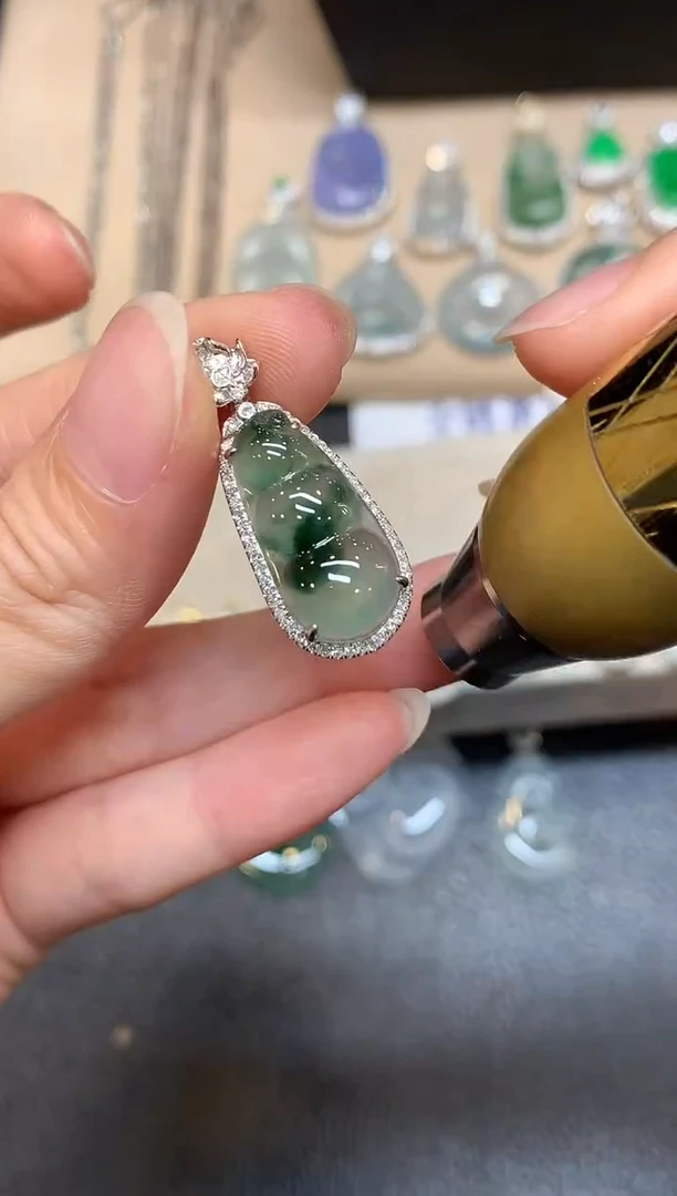 颈饰18K金镶嵌翡翠福豆【无服务费