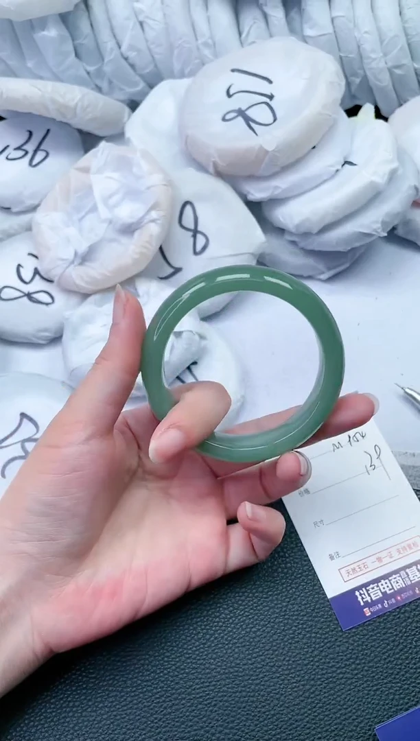 【闪购商品】石英质玉手镯未镶嵌M954