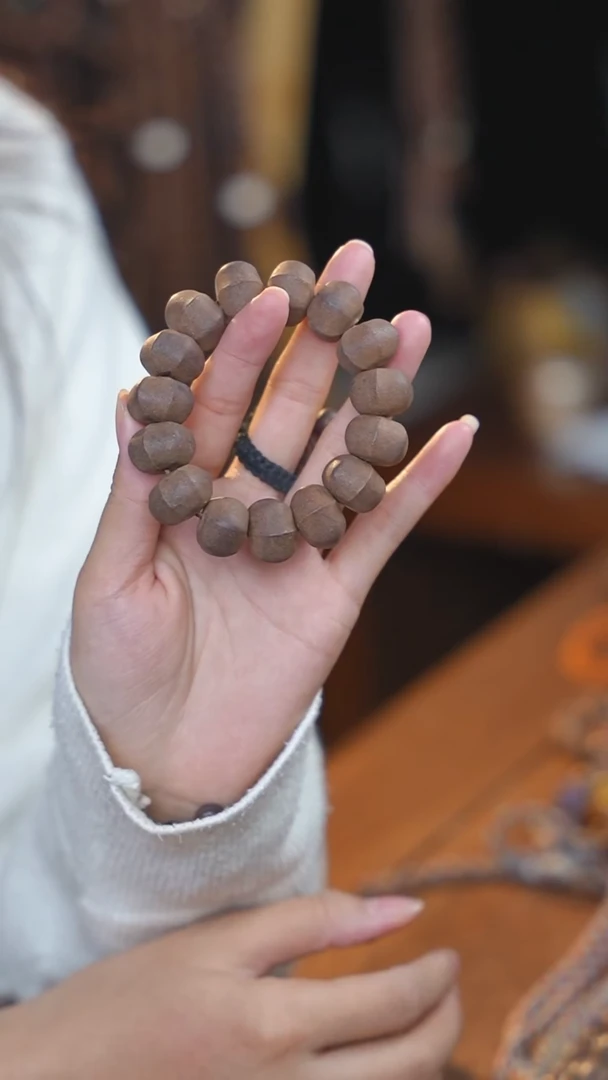 泥塑新生命之光1.6左右六棱珠单圈手串款式