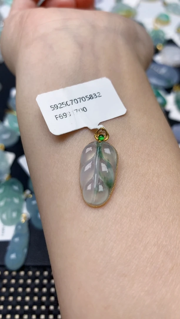 颈饰18K金镶嵌翡翠天然缅甸A货翡翠