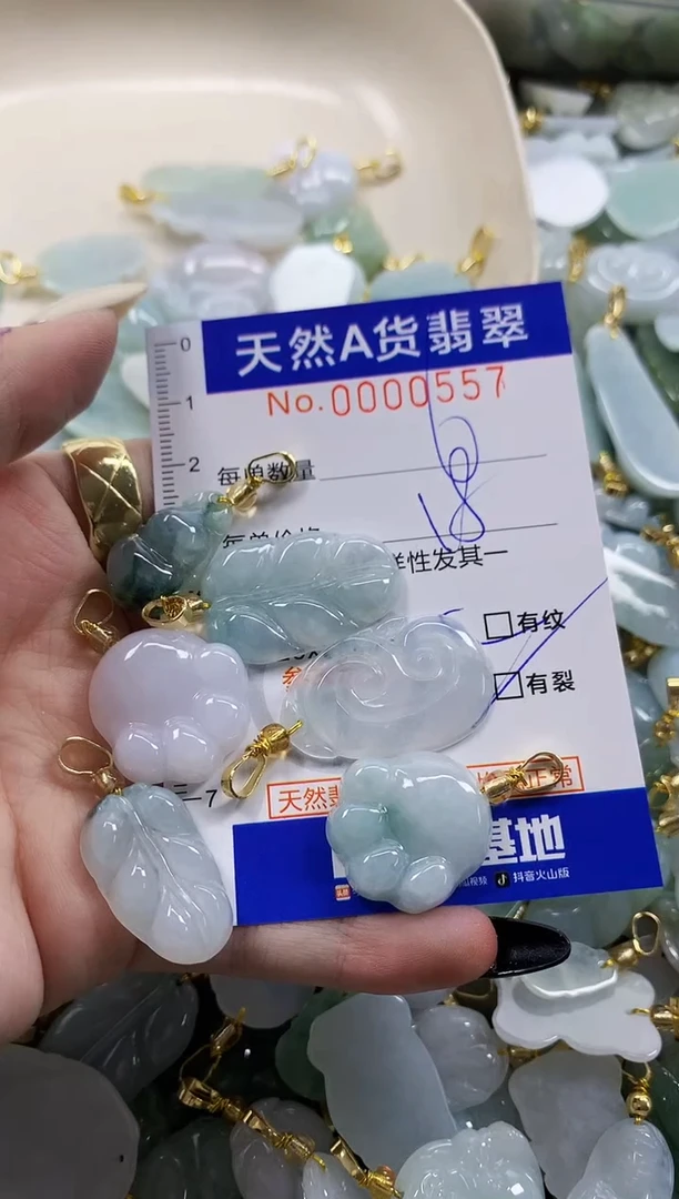 颈饰未镶嵌翡翠美*姐天然A货翡翠