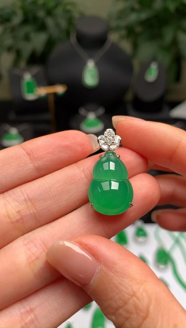 颈饰18K金镶嵌翡翠葫芦