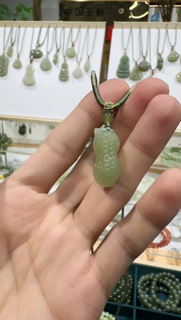 颈饰未镶嵌和田玉花生吊坠 多样性发