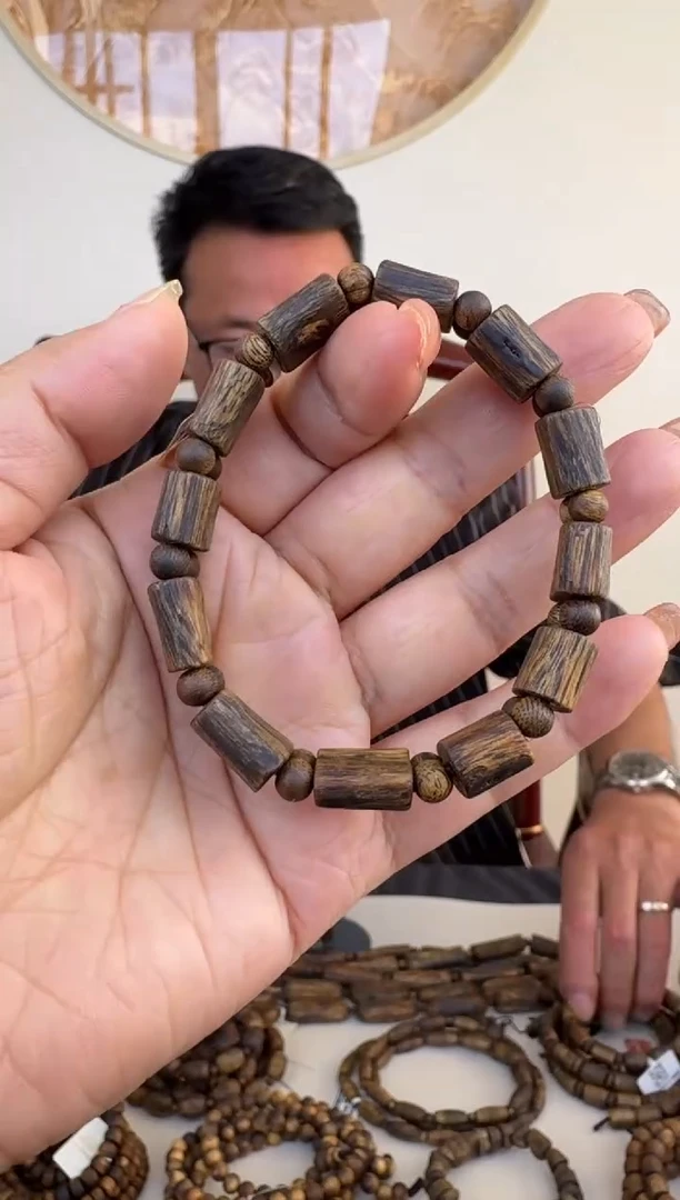 沉香手串卡1.1/8克蓝宝石多样性发货一条