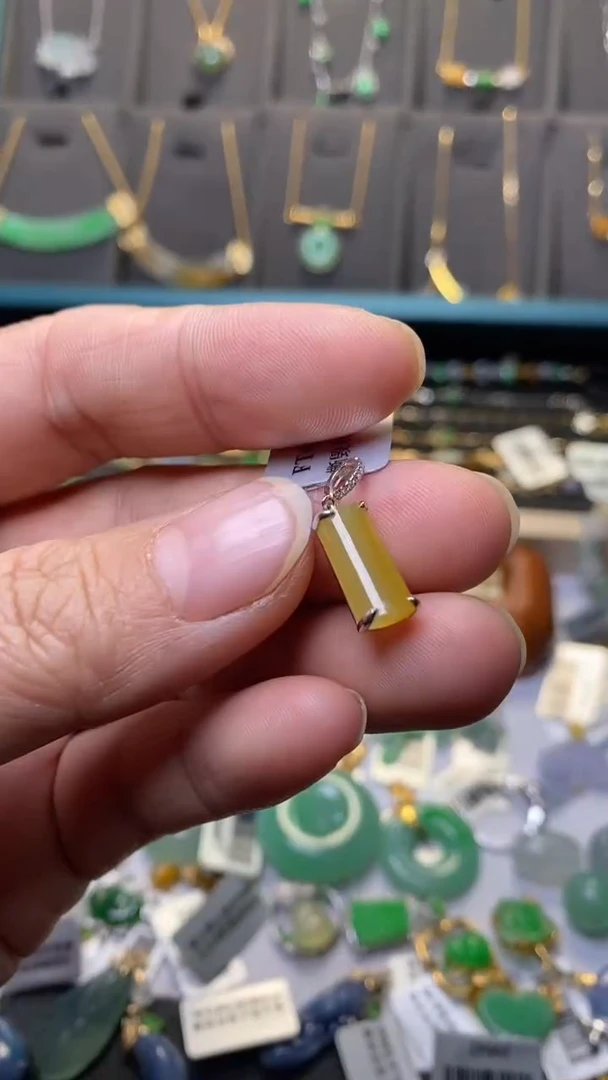 颈饰18K金镶嵌翡翠39868