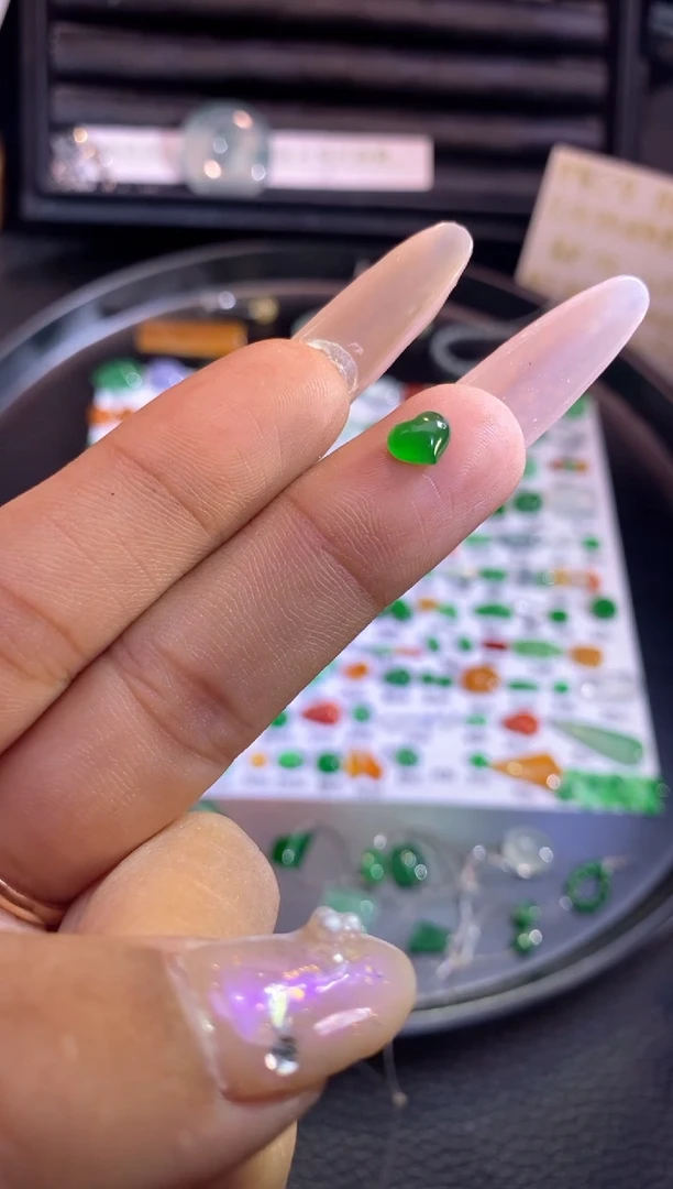 翡翠挂件未镶嵌爱心