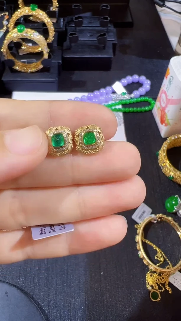 耳饰18K金镶嵌祖母绿耳钉